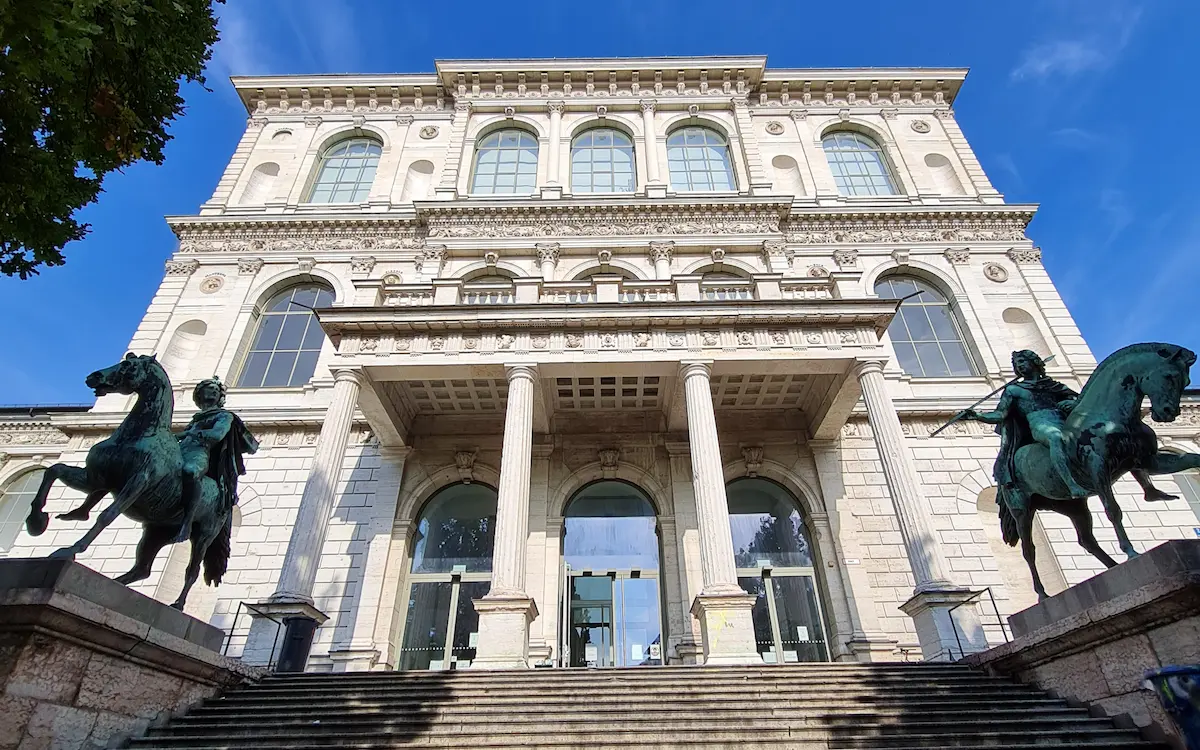 Historisches Gebäude mit Reiterstatuen in München